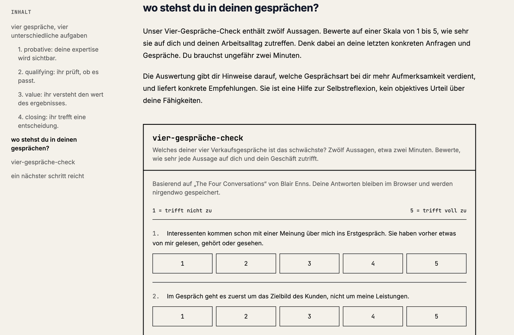 Webseite mit einem Bewertungs-Tool für Verkaufsgespräche, das zwölf Aussagen zur Selbsteinschätzung auf einer Skala von 1 bis 5 anbietet. Der Text erklärt die Methode "Vier Gespräche" von Blair Enns und fordert zur Reflexion über die Gesprächsführung auf.